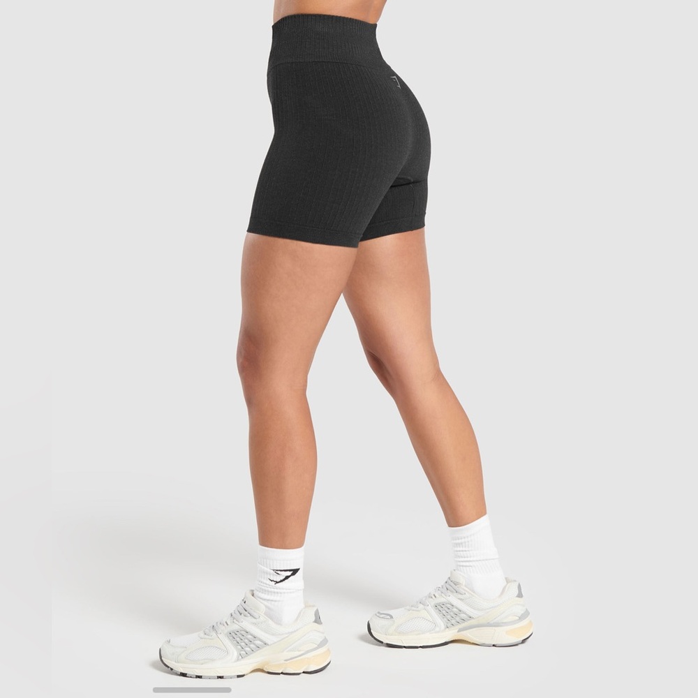 GYMSHARK REST DAY SEAMLESS MODAL SHORTS
Body Fit Size Small Color black
